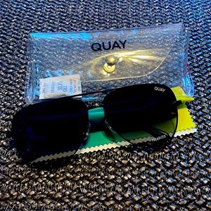 Quay Highkey DESI Perkins in black. Comes with case and cloth. Normal Size